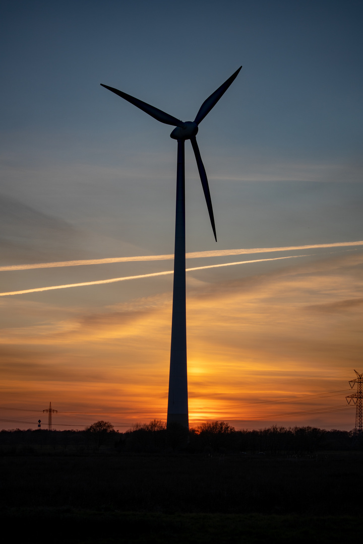 Windkraftanlage im Sonnenuntergang