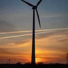 Windkraftanlage im Sonnenuntergang