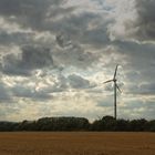 Windkraftanlage im Wolkenhimmel 