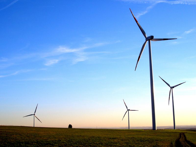 Windkraftanlagen in der Abendsonne