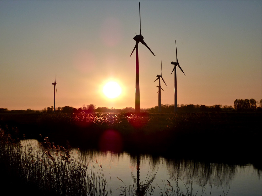 Windkraftanlagen vor Sonnenuntergang