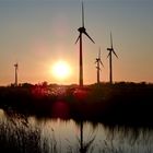 Windkraftanlagen vor Sonnenuntergang