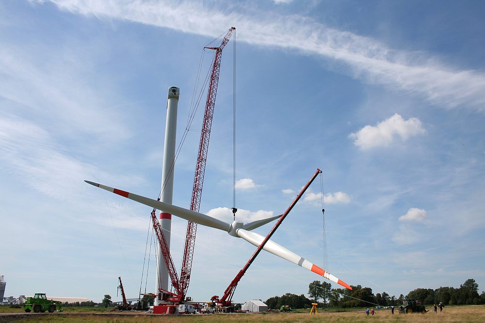 Windkraftanlagenmontage durch Noltes LGD 1750 in Brunsbüttel