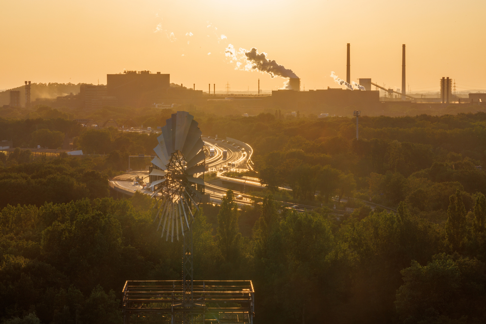 Windkraftrad im LaPaDu und A59 zur goldenen Stunde