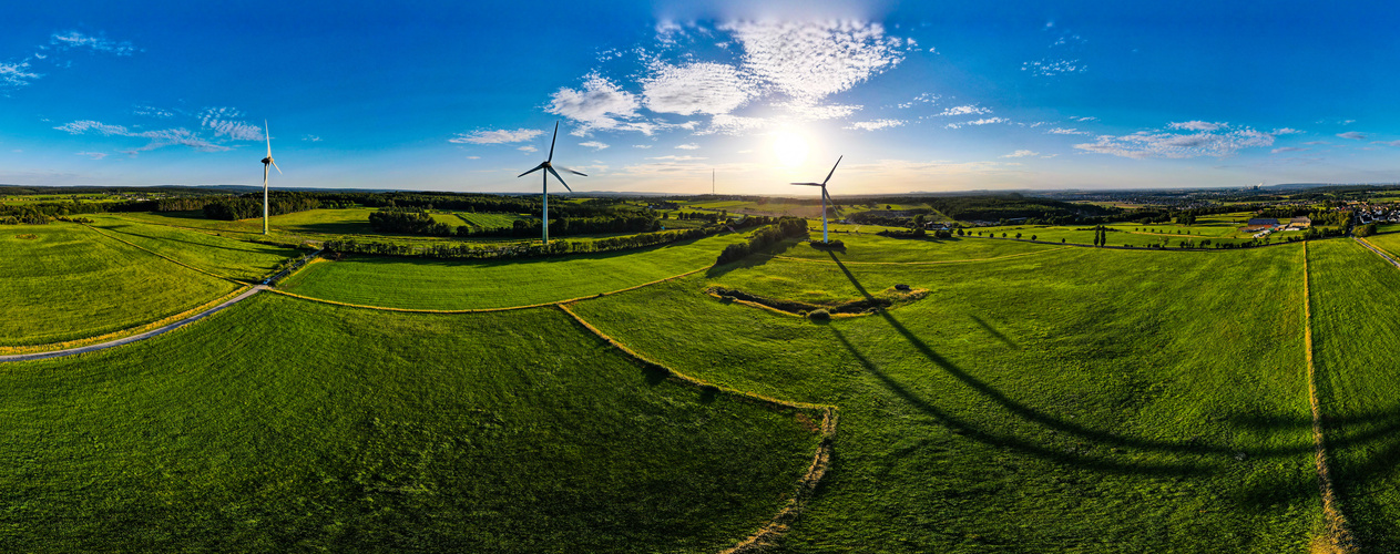 Windkrafträder am Abend