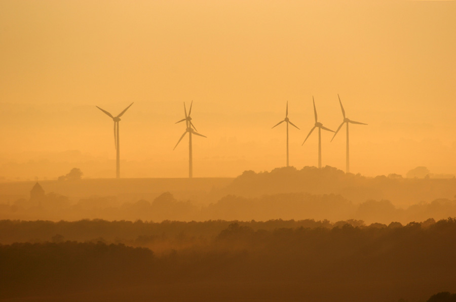 Windkrafträder im leichten Nebel