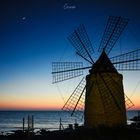 Windmühle am Meer bei Sonnenuntergang
