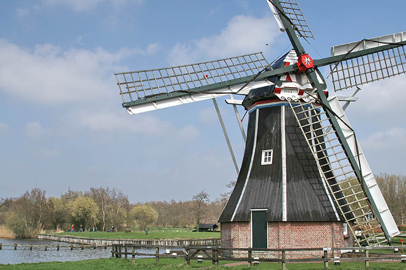 Windmühle am See