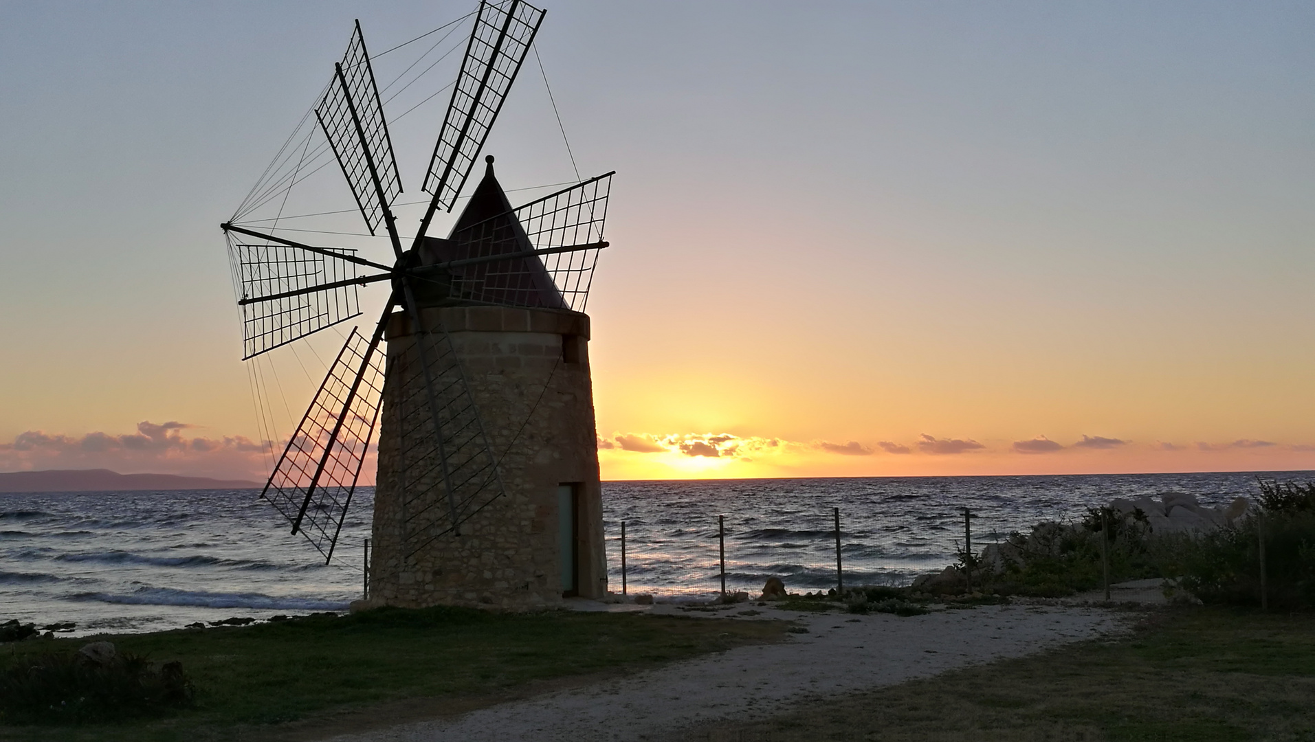 Windmühle am Strand von Sizilien