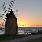 Windmühle am Strand von Sizilien