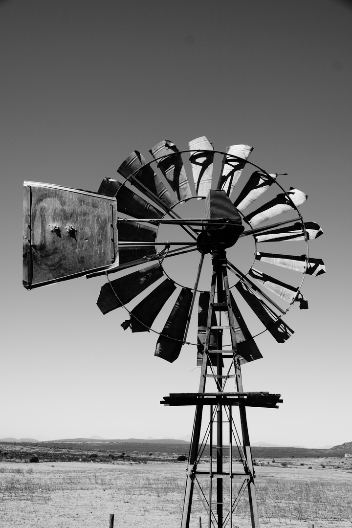 Windmühle am Straßenrand an der Westküste Südafrikas