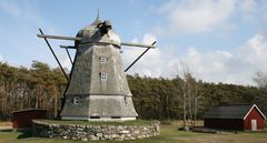 Windmühle am Strassenrand in Sweden