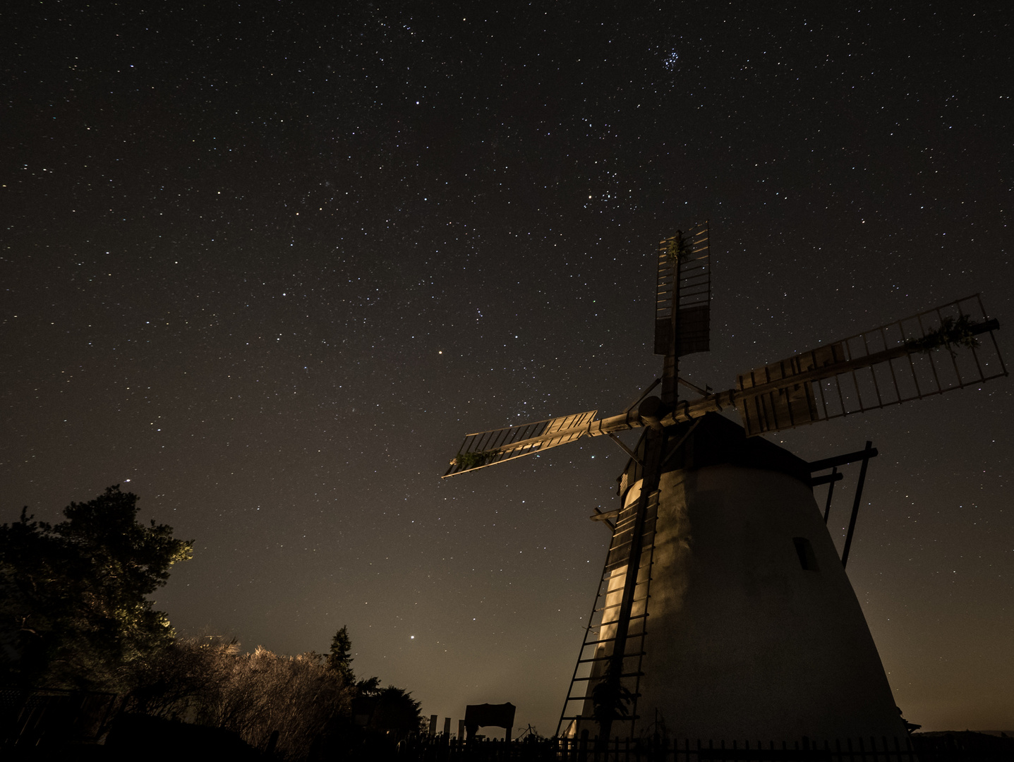 Windmühle bei Nacht