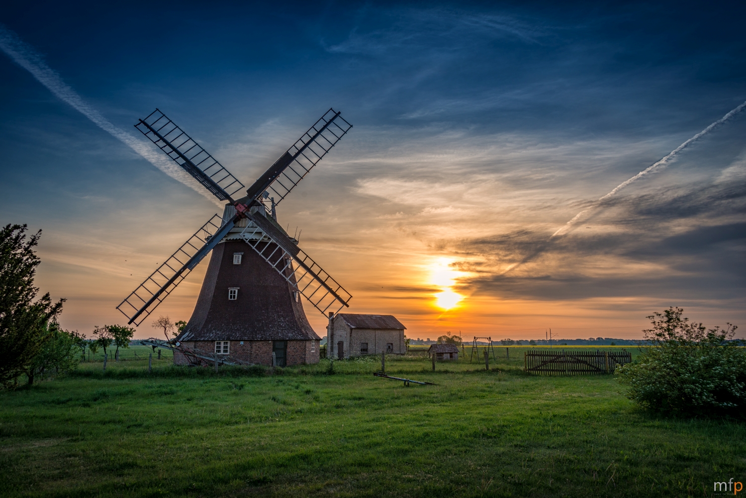 Windmühle bei Sonnenaufgang