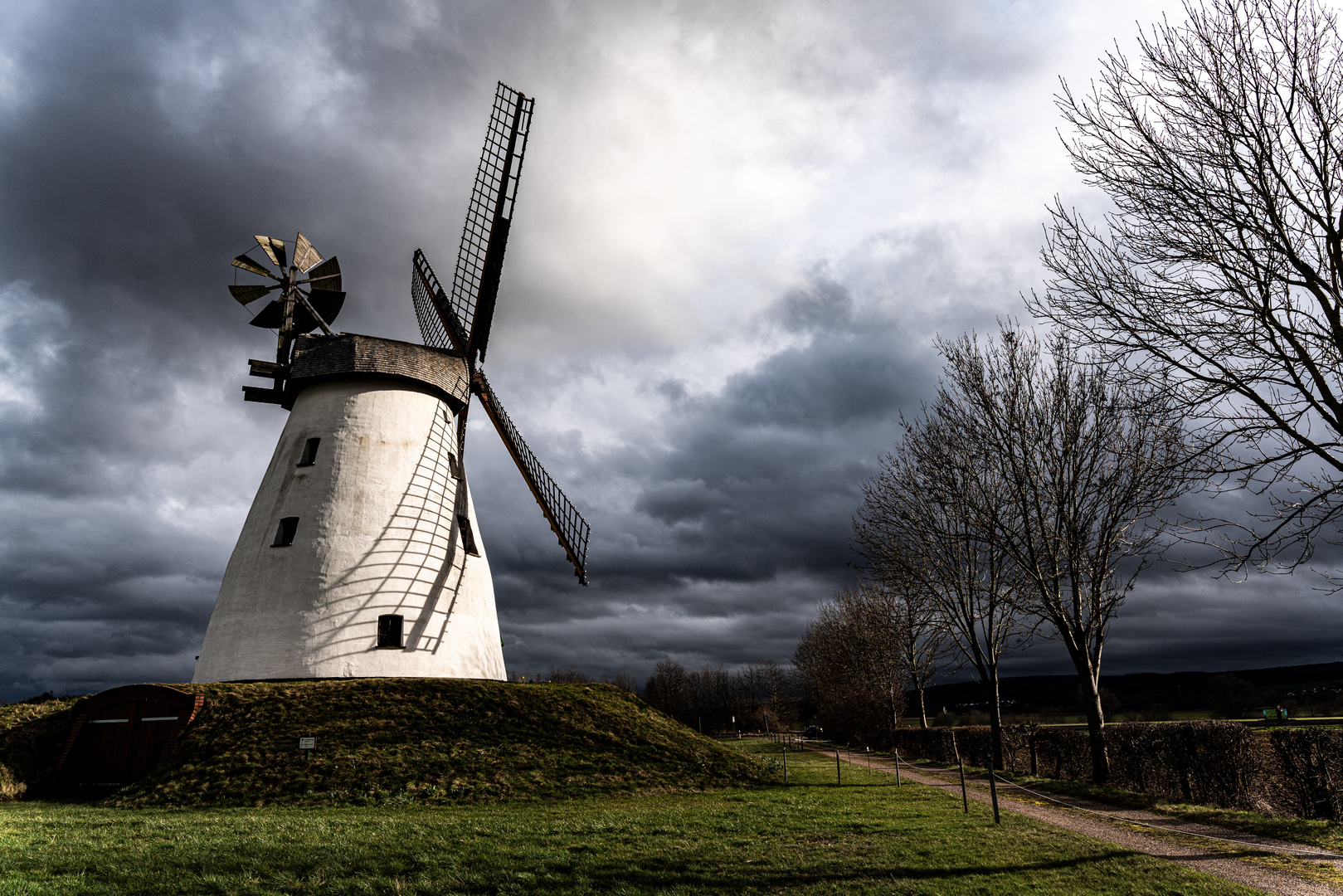 Windmühle bei Wind und Wetter