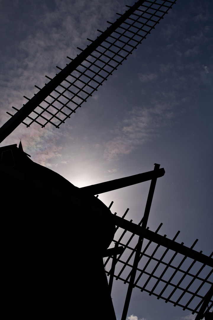 Windmühle im Gegenlicht