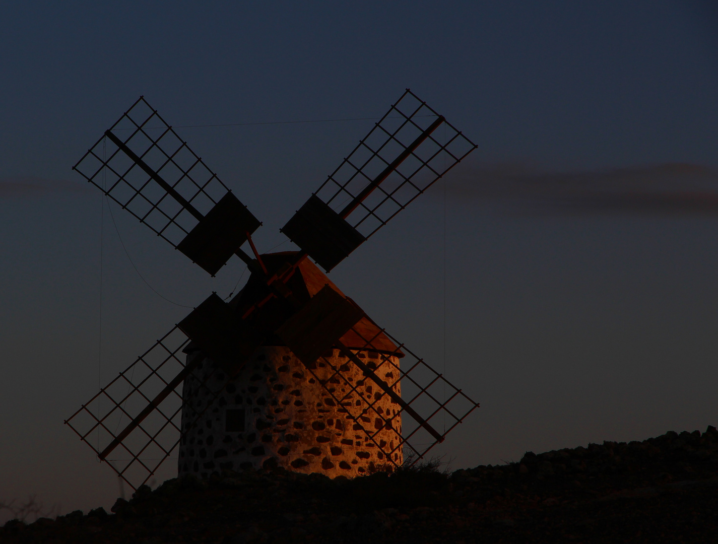 Windmühle im letzten Abendlicht