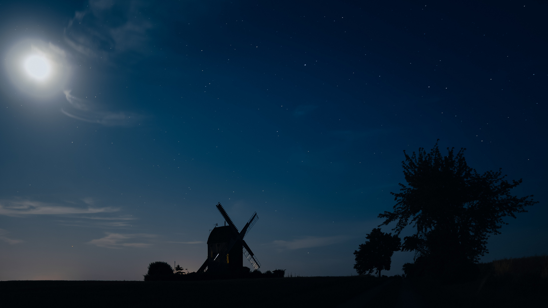 Windmühle im Mondlicht