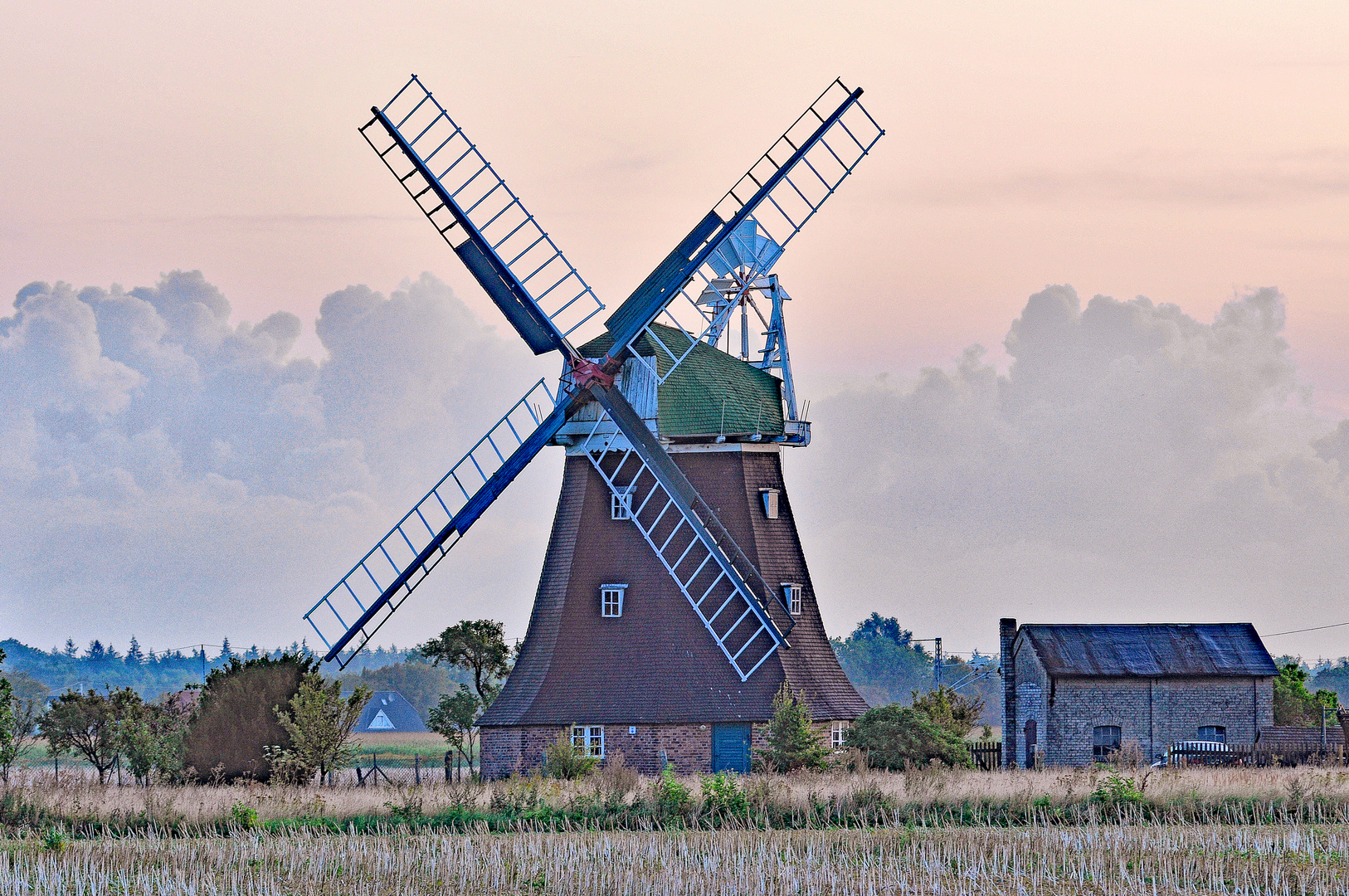 Windmühle im morgendlichen Sonnenaufgang