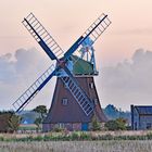 Windmühle im morgendlichen Sonnenaufgang