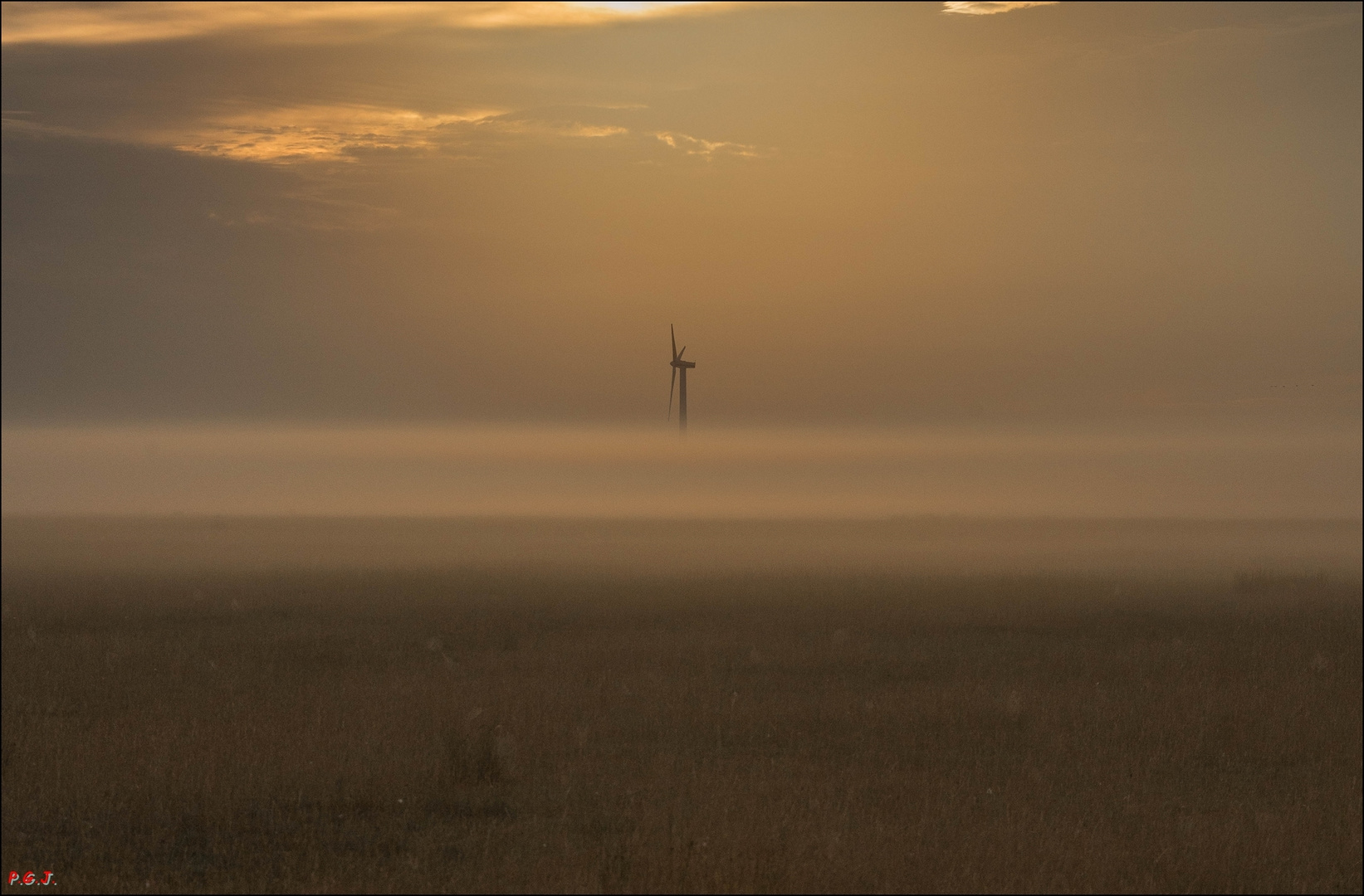 Windmühle im Morgennebel