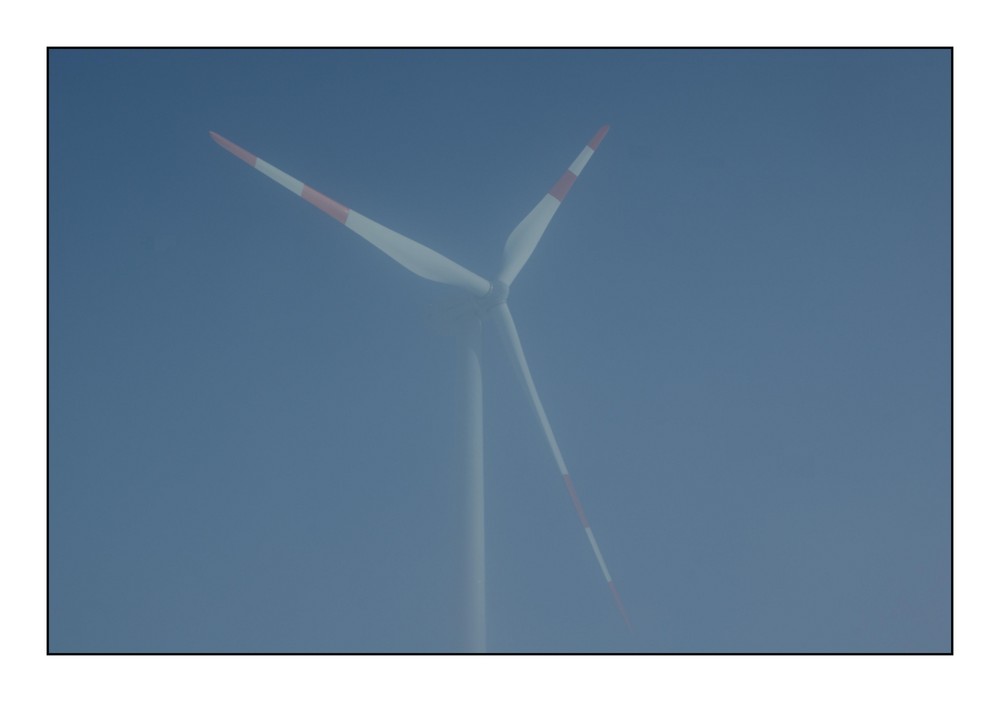 Windmühle im Nebel