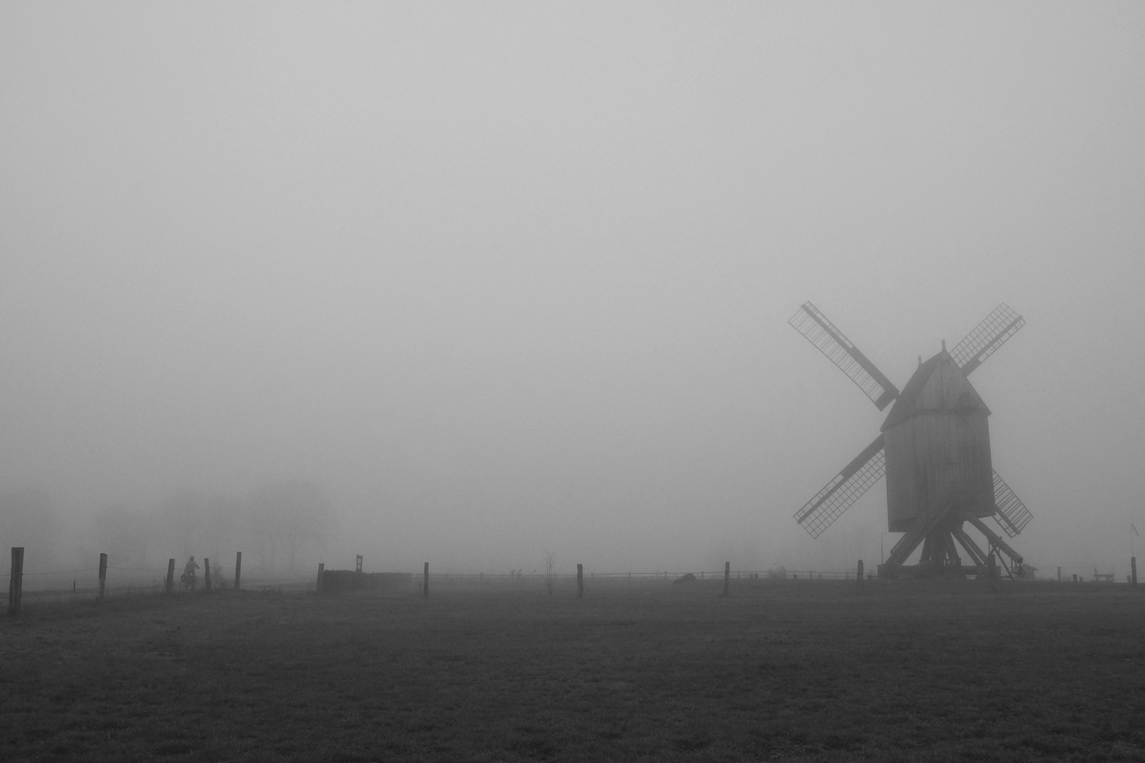 Windmühle im Nebel