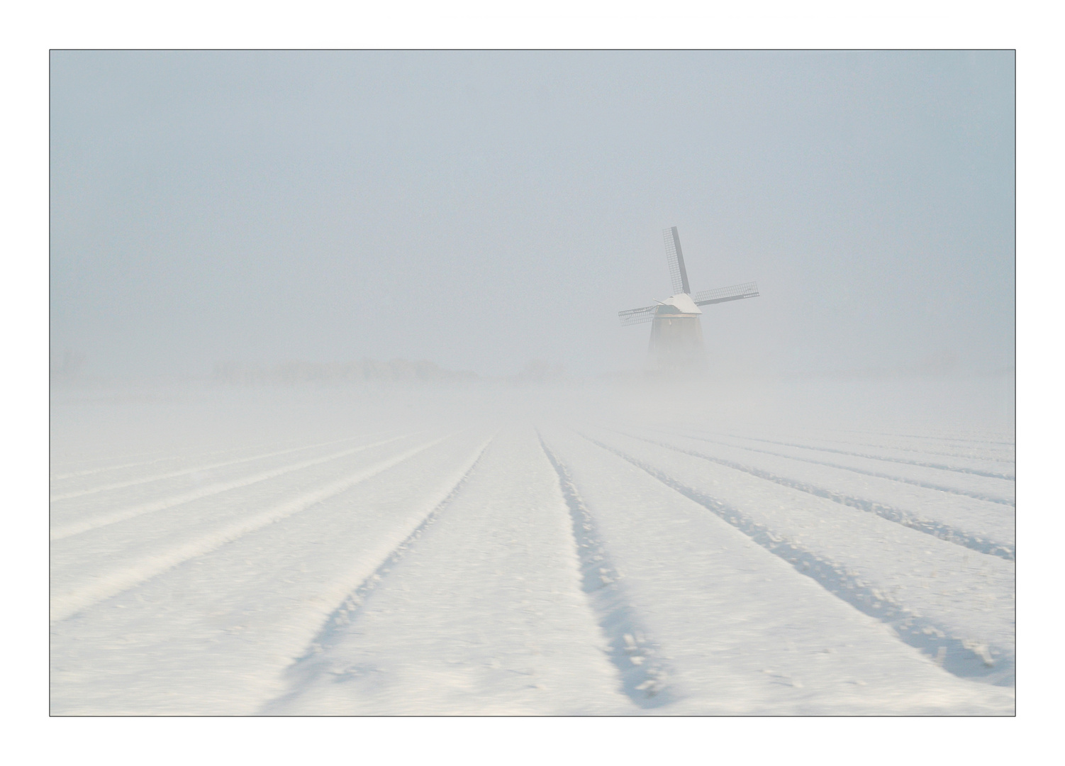 windmühle im schnee