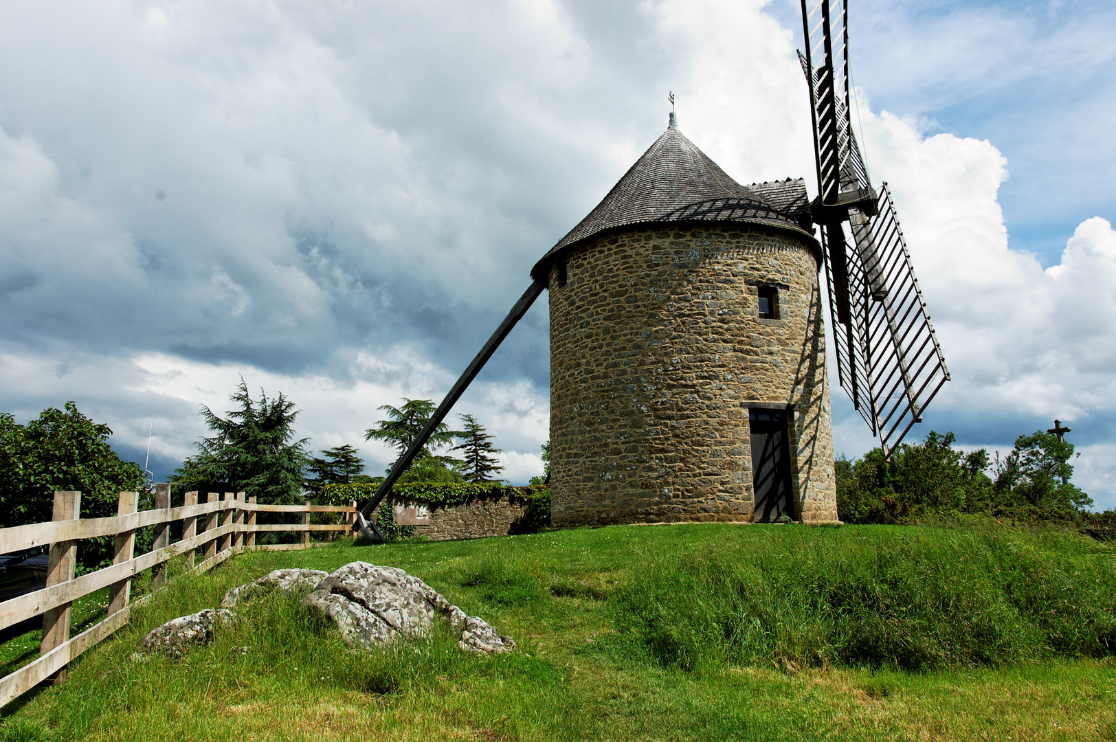 Windmühle in den Wolken - Bretagne (F)