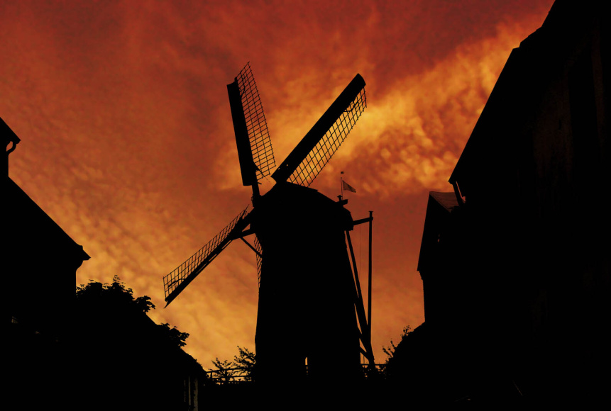 Windmühle in der Abenddämmerung