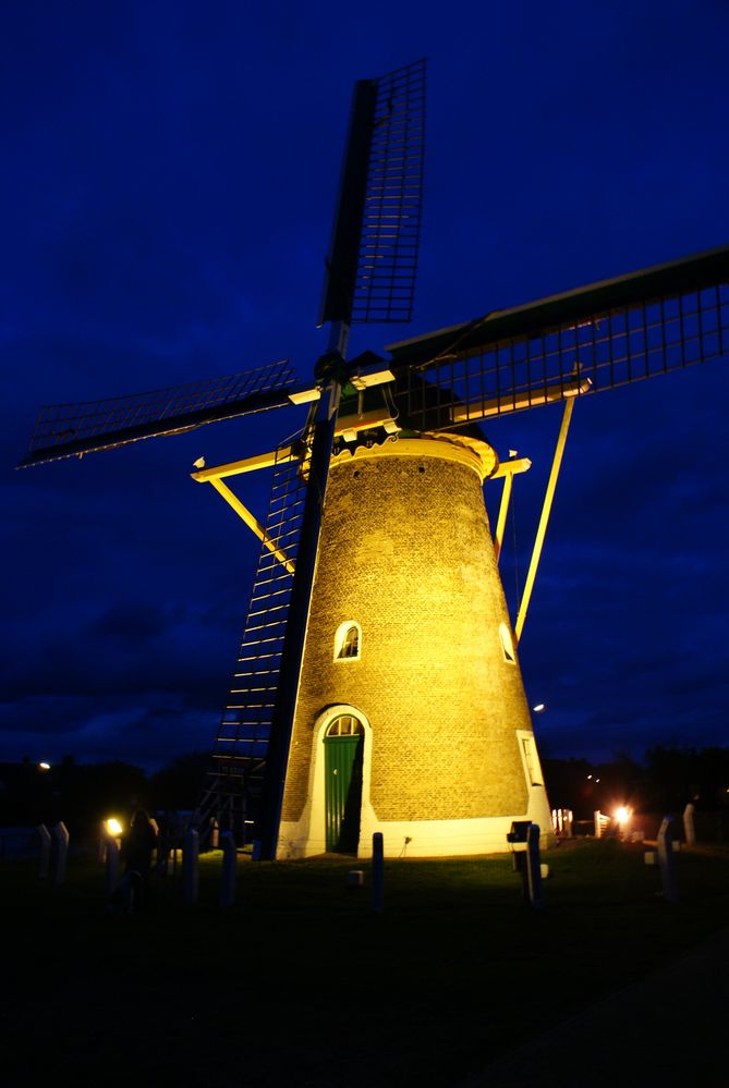 Windmühle in der blauen Stunde