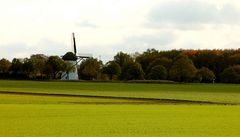 Windmühle in Herbstumgebung