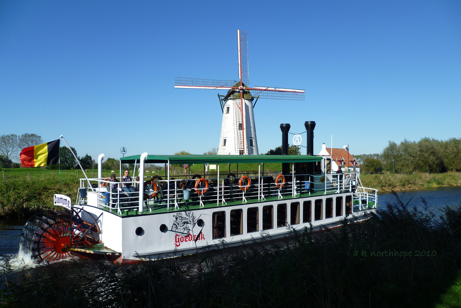 Windmühle mit Raddampfer in Damme, Belgien - Eulenspiegelort