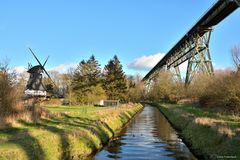 Windmühle und Eisenbahnbrücke bei Hochdonn