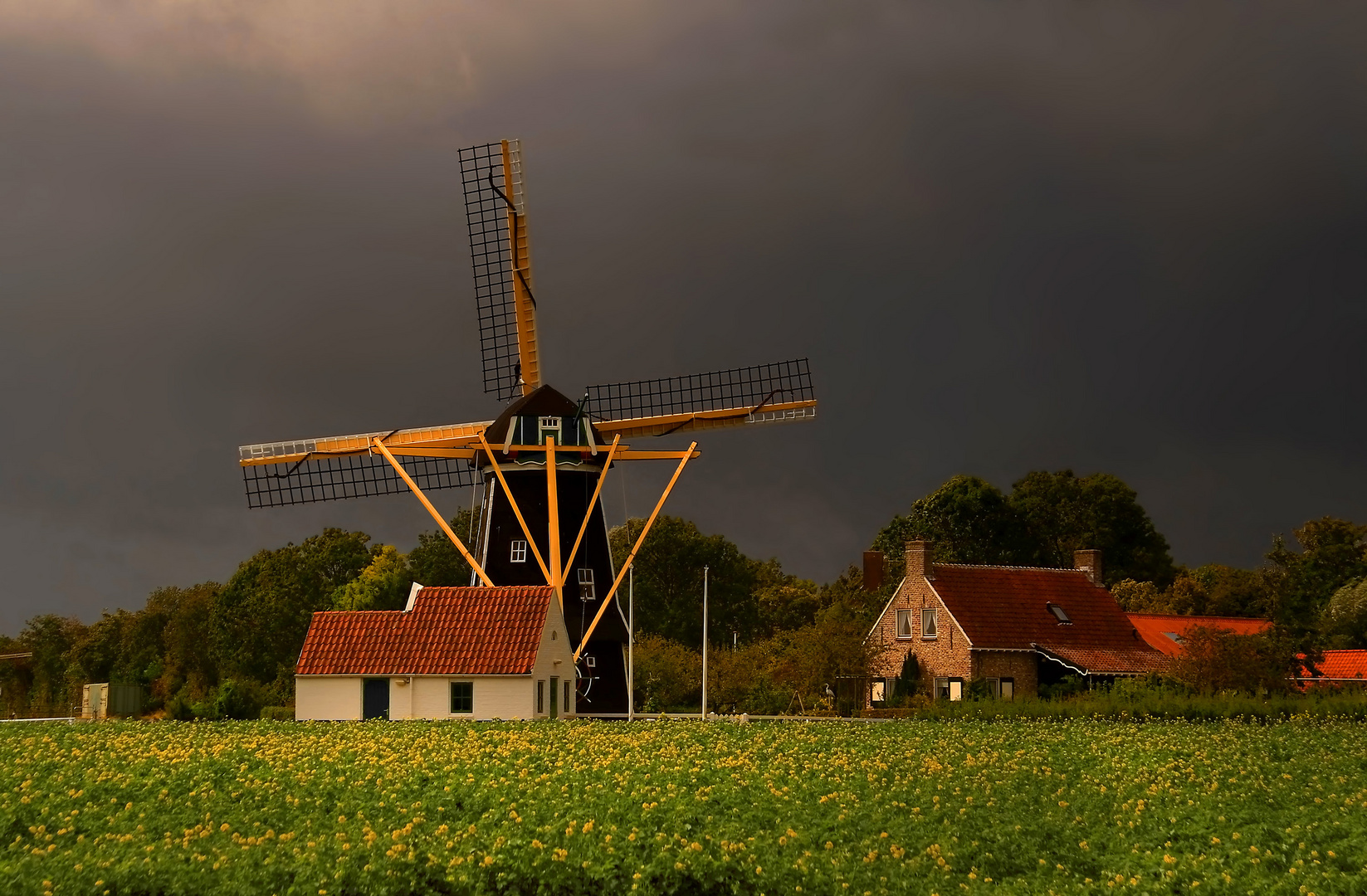 Windmühle und Gewitterstimmung