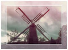 Windmühle und Herbstwolken