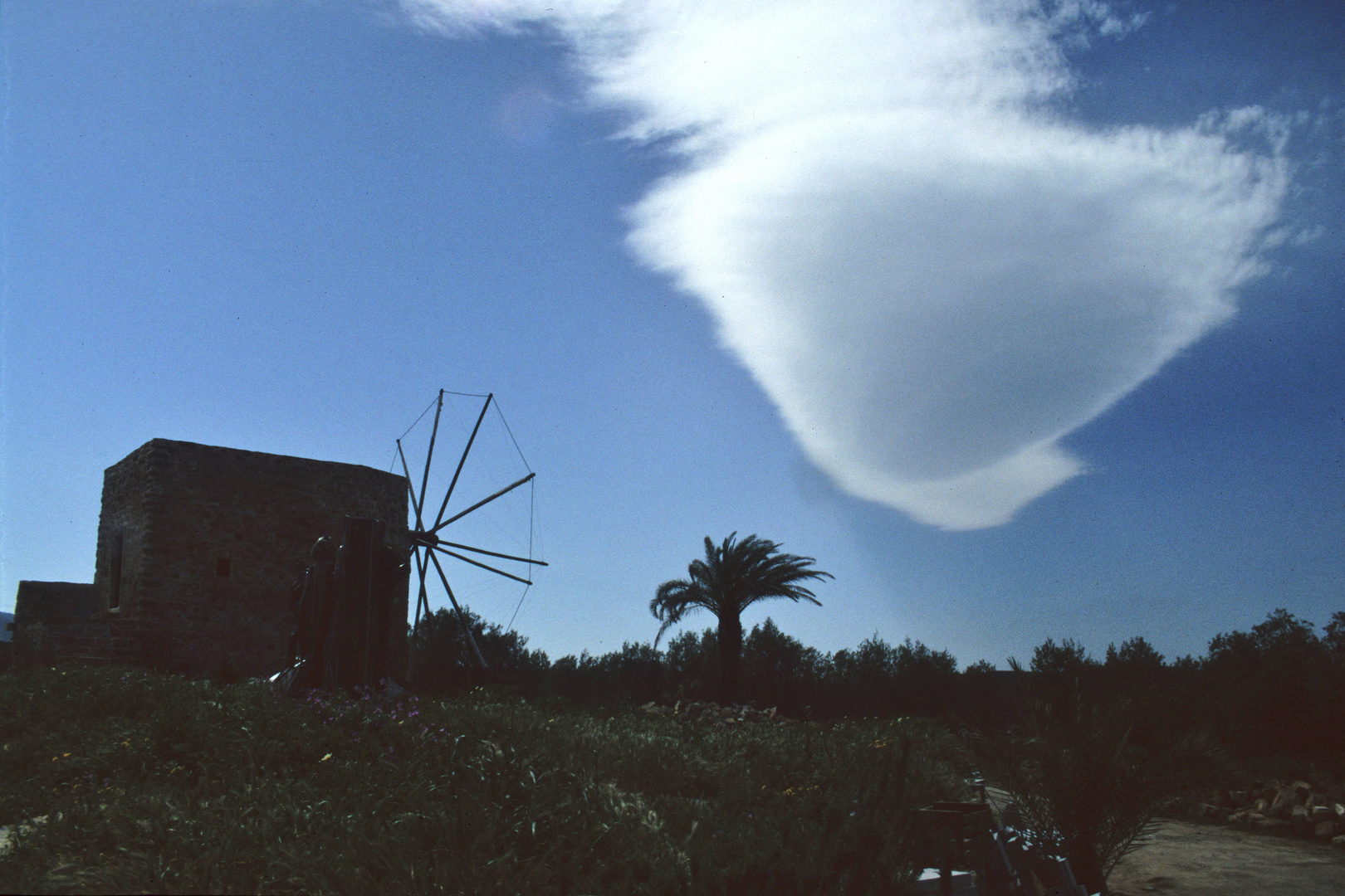 Windmühle und Wolke