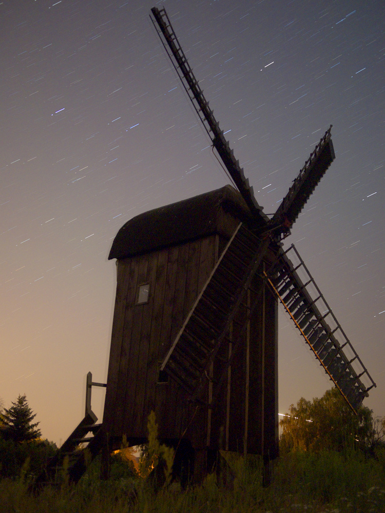 Windmühle vor "wandernden" Sternen