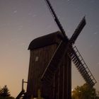 Windmühle vor "wandernden" Sternen