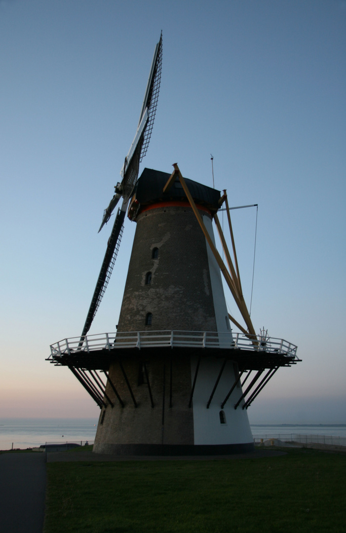 Windmühle zur blauen Stunde