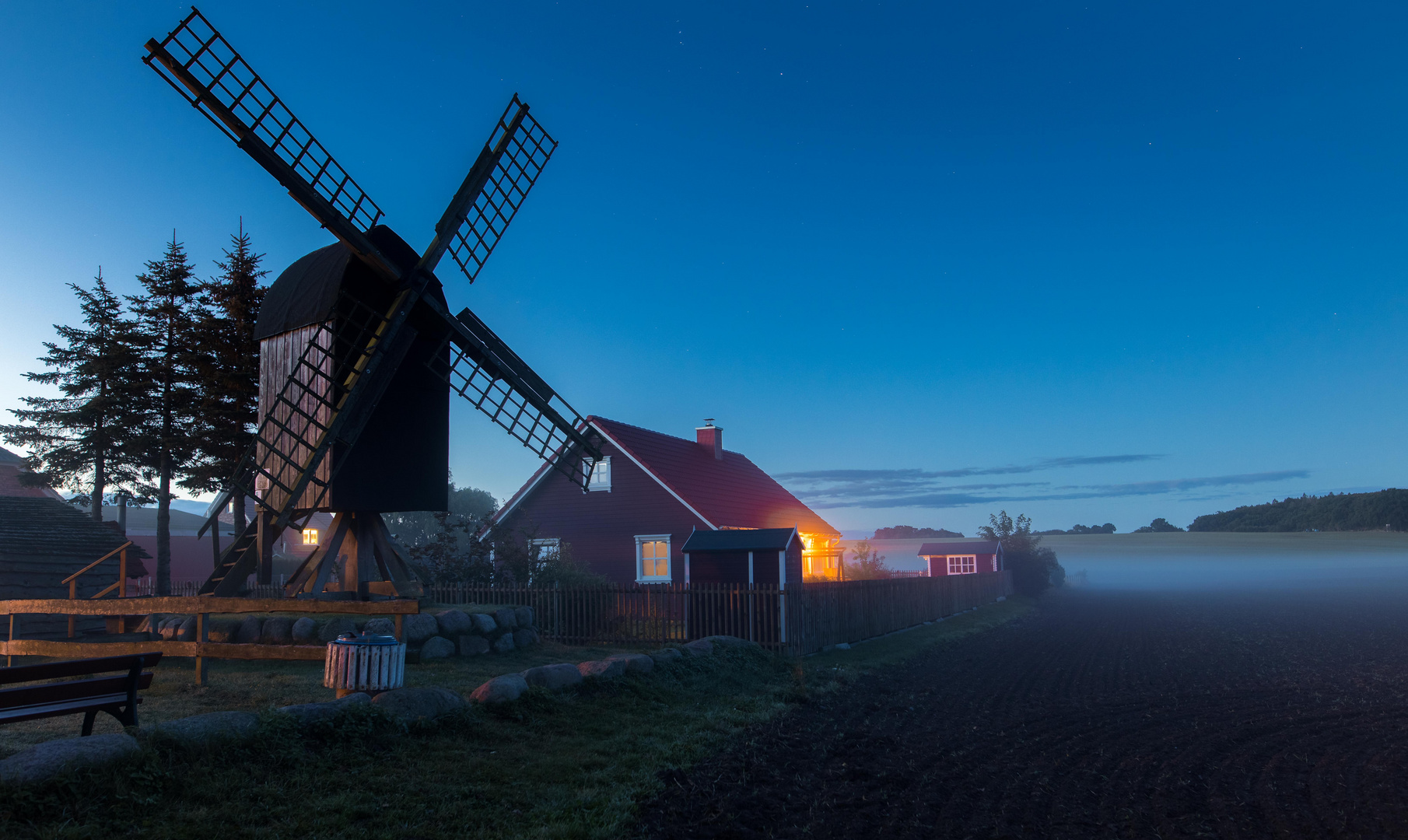 Windmühle zur blauen Stunde