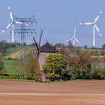 Windmühlen alter und neuer Bauart...