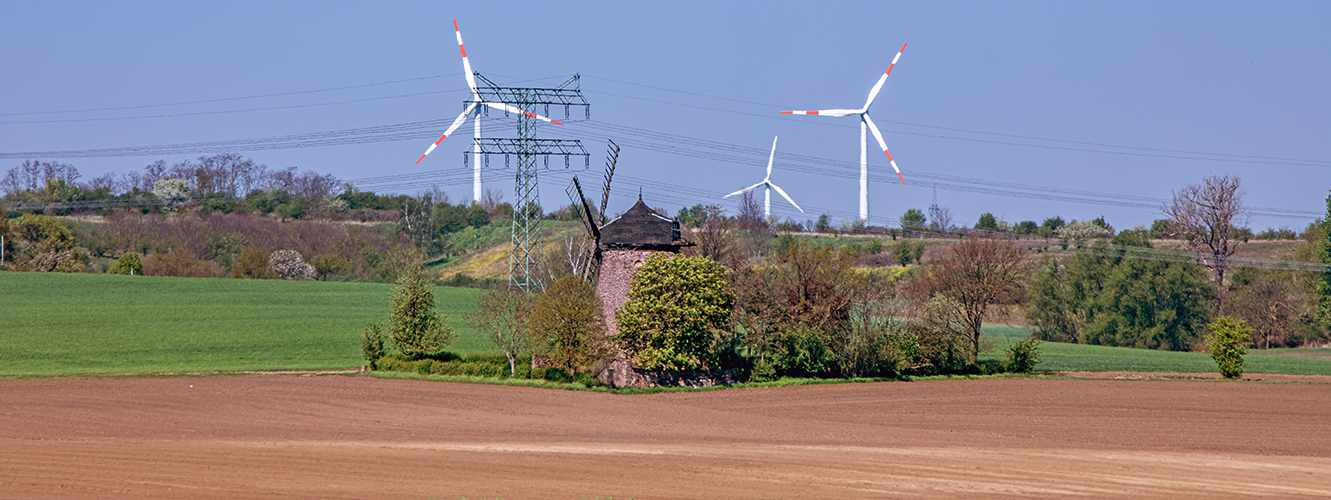 Windmühlen alter und neuer Bauart...