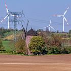 Windmühlen alter und neuer Bauart...