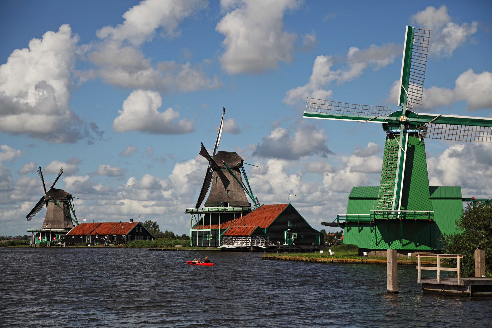 Windmühlen am Wasser