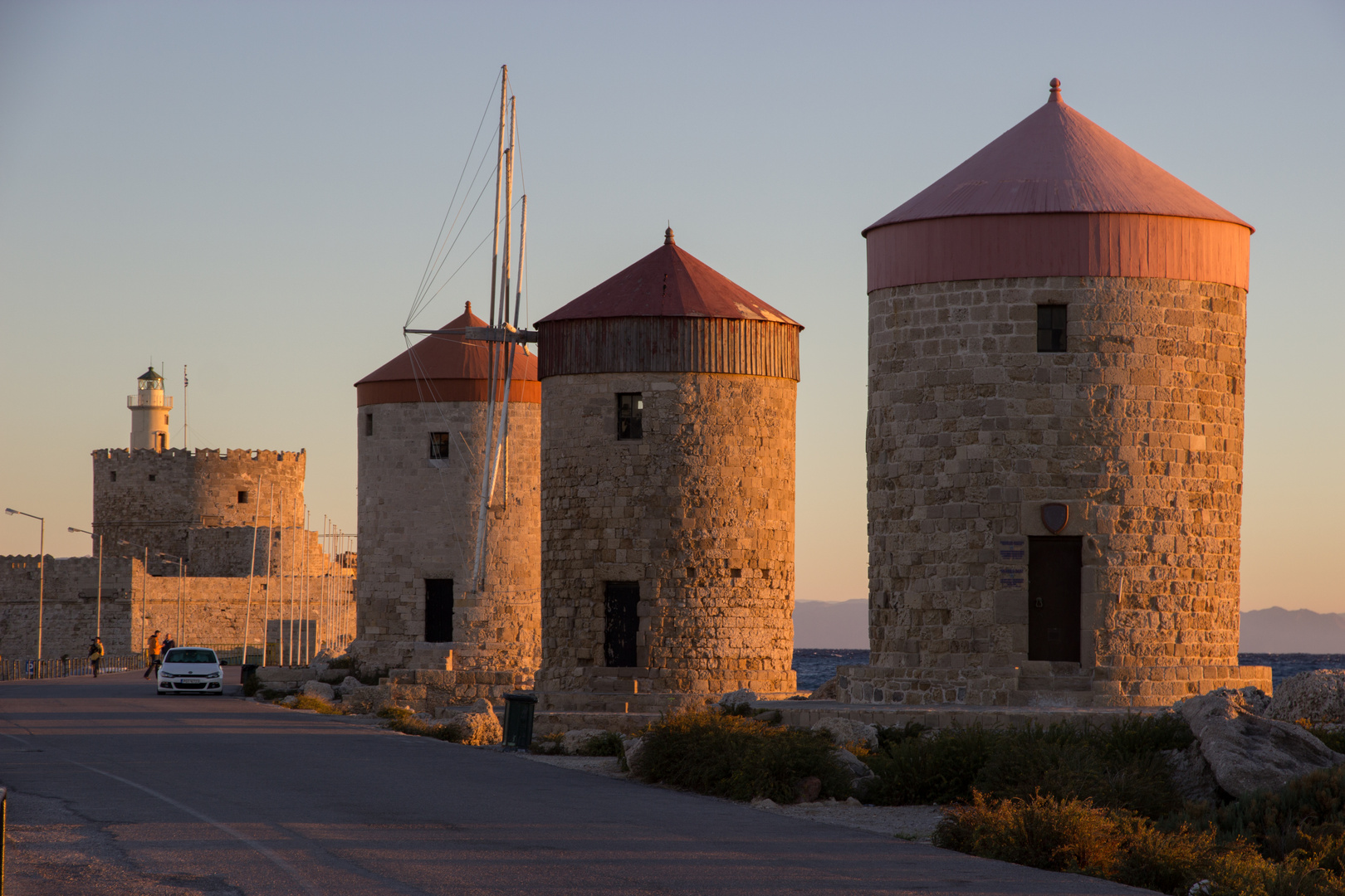 Windmühlen auf Rhodos im Morgenlicht