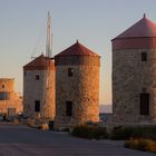 Windmühlen auf Rhodos im Morgenlicht