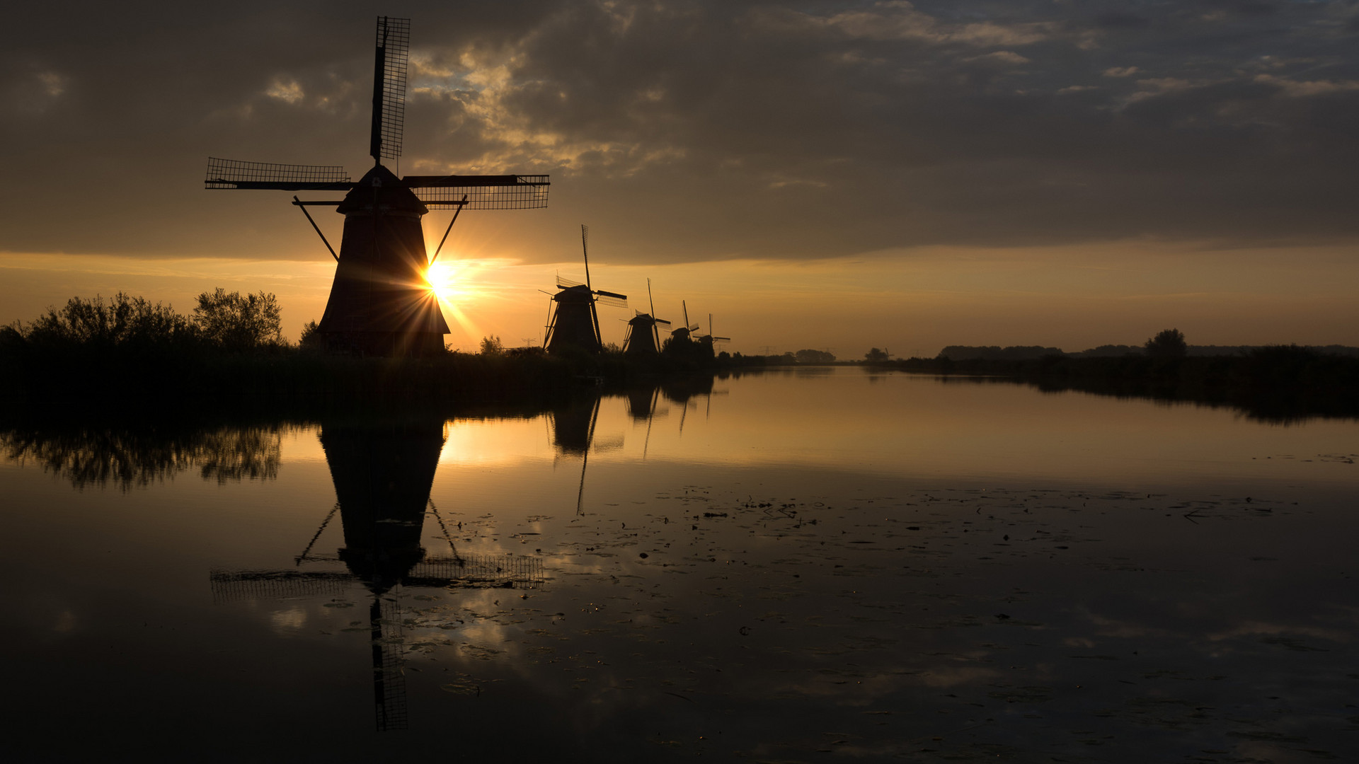 Windmühlen bei Sonnenaufgang