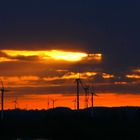 Windmühlen in der untergehenden Sonne