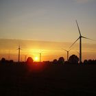 Windmühlen in Deutschland beim Sonnenuntergang